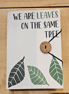 We are leaves in the same tree - Liten anteckningsbok med rem