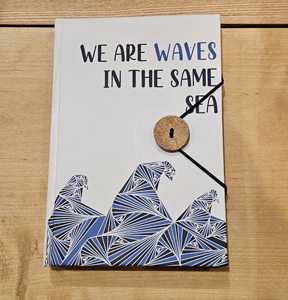 We are waves in the same sea - Liten anteckningsbok med rem