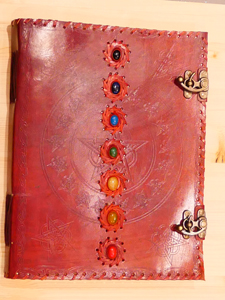 Stor Läderbok - med chakra kristaller på framsidan